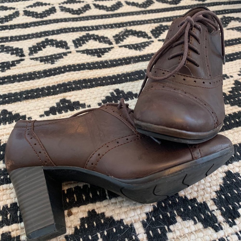 Clarks Brynn Marina Oxford Lace Up Heels in Brown